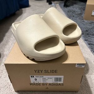 Yeezy slides (Size 9M)
